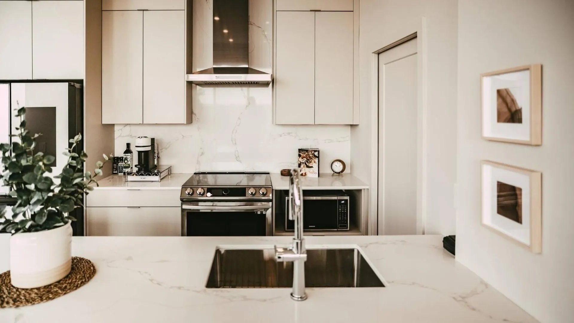 New Luxury 2Br Penthouse Apt In Central Halifax Kanada